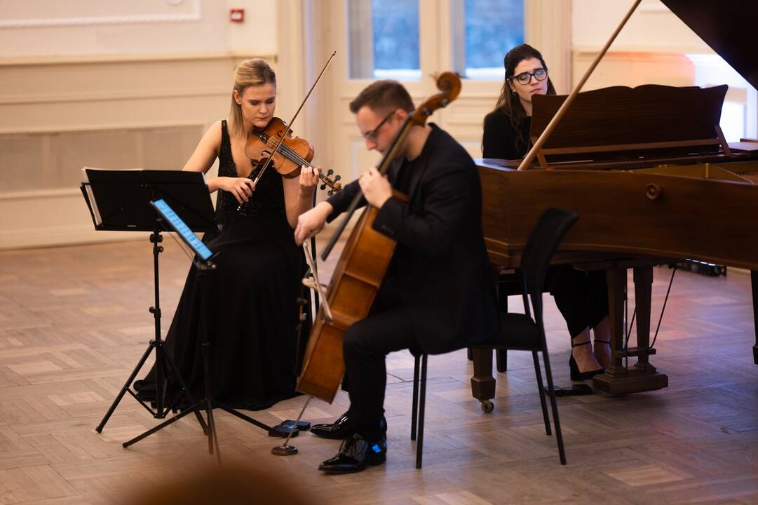 „Meta“ trio – violončelininkas D. Dumčius, smuikininkė M. Pranskutė ir pianistė J. Bagdonavičiūtė.