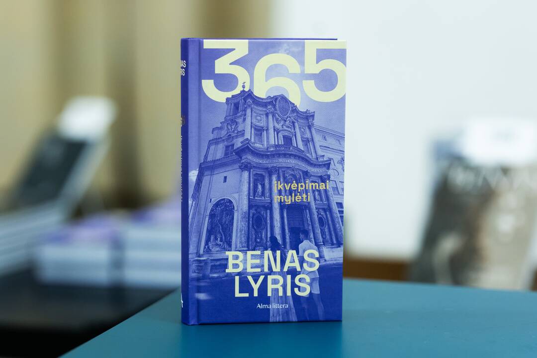 „Paskyriau šią knygą nerimo visuomenėje gyvenantiems žmonėms. Labai tikiu, kad vienas neįpareigojantis sakinys kartais gali padrąsinti eiti pirmyn“, – sako B. Lyris.