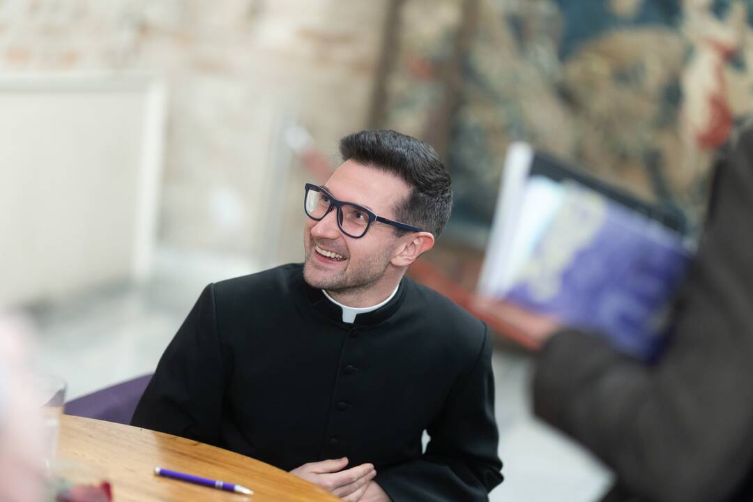 „Paskyriau šią knygą nerimo visuomenėje gyvenantiems žmonėms. Labai tikiu, kad vienas neįpareigojantis sakinys kartais gali padrąsinti eiti pirmyn“, – sako B. Lyris.