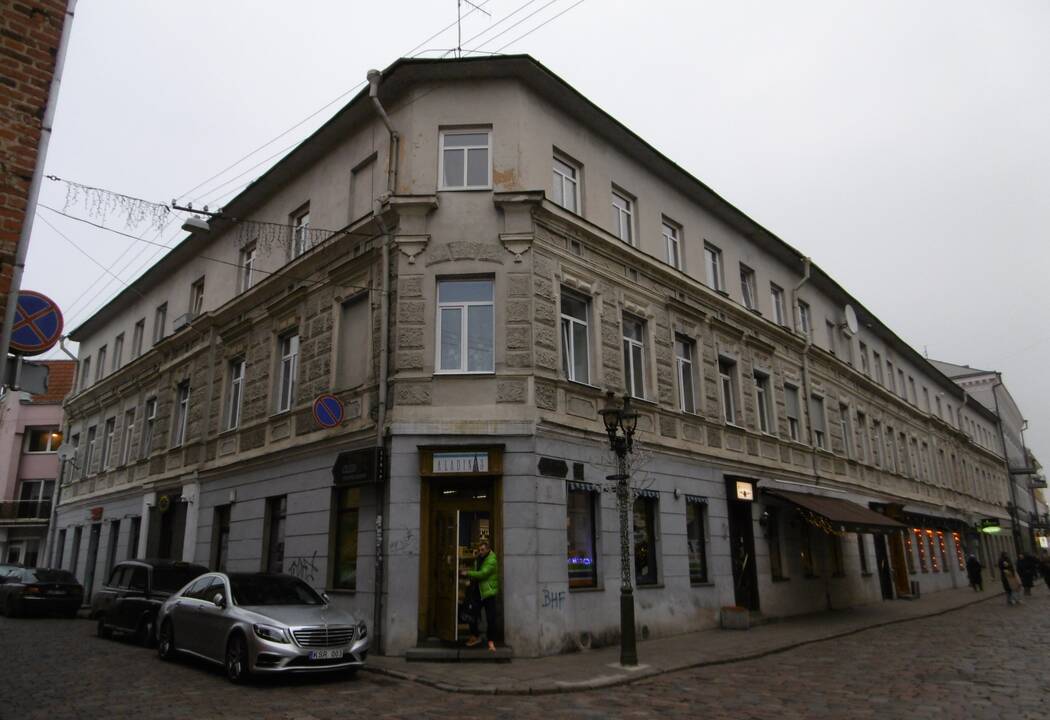 Istorija: M. Daukšos gatvė, jidiš vadinama Jatkever gas („Mėsinių gatvė“) – svarbiausia ir judriausia žydų gatvė tarpukario Kaune. Nuotraukoje matome Eljaševų namo numerį.