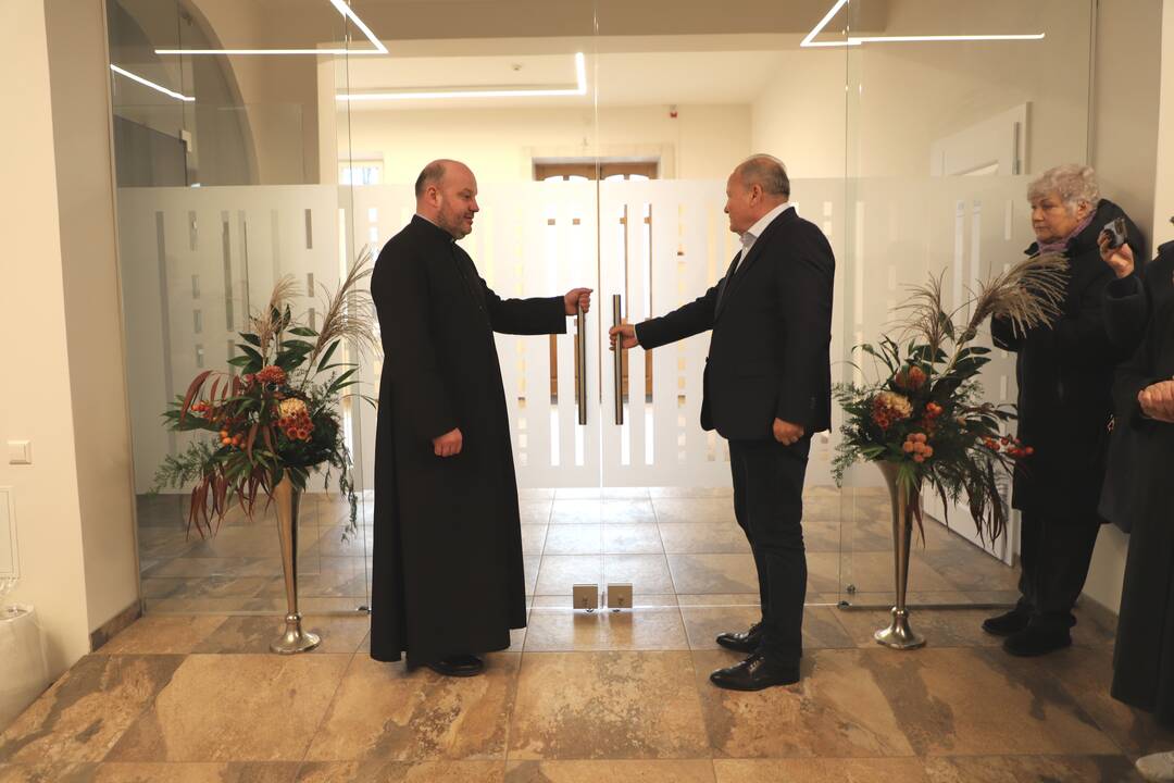 Paskirtis: V. Makūnas ir J. Fakėjavas neabejojo: parapijos namai bendruomenei tarnaus džiaugsme ir liūdesyje.