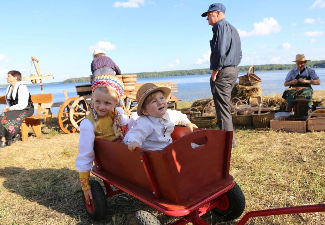 Sugrįžimas: pernai milžinai, kurie kadaise gyveno šiose apylinkėse, iš marių dugno iškėlė ir „lipančių iš vandens kaimą“ papildė spalvingomis trobelėmis.