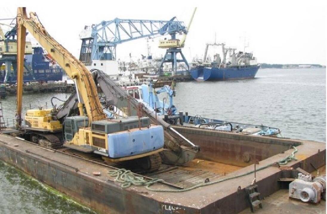 Prieš avariją: ant baržos pakrauti ekskavatoriai gabenant juos jūroje nuskendo.