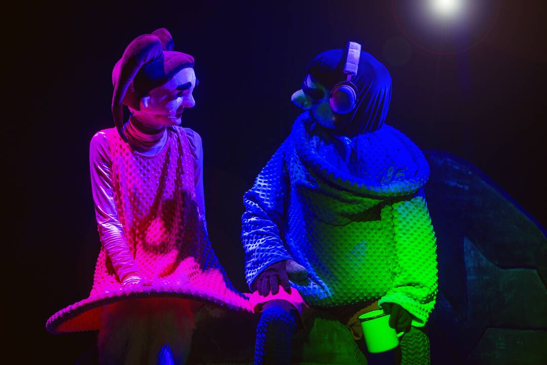Jaukumas: spektaklio „Liūtas ir Paukštis“ kūrėjai pasaką seka pasitelkdami laikui nepavaldžias, bet kokio amžiaus žiūrovų mylimas tradicines teatro lėles.