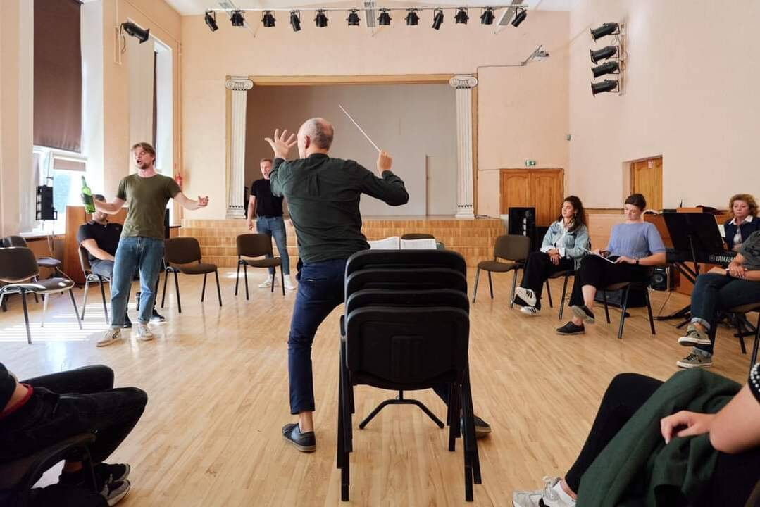 Operos „Meilės eliksyras“ sutiktuvės prasidėjo interaktyvia edukacine kelione po Klaipėdos mokyklas.