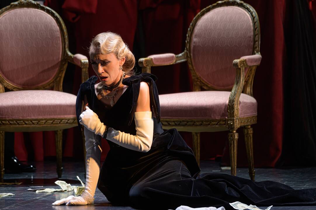 Įvertinimas: už Violetos vaidmenį operoje „Traviata“ G. Bukinė buvo nomuota „Auksiniam scenos kryžiui“.