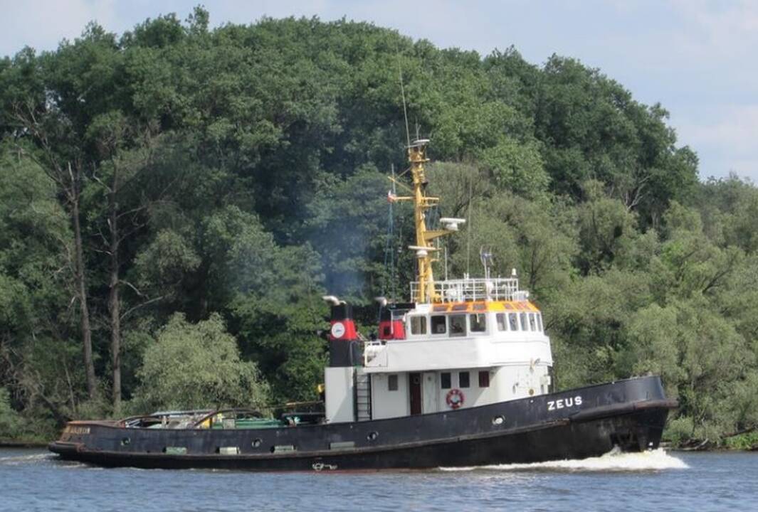 Prieš avariją: ant baržos pakrauti ekskavatoriai gabenant juos jūroje nuskendo.
