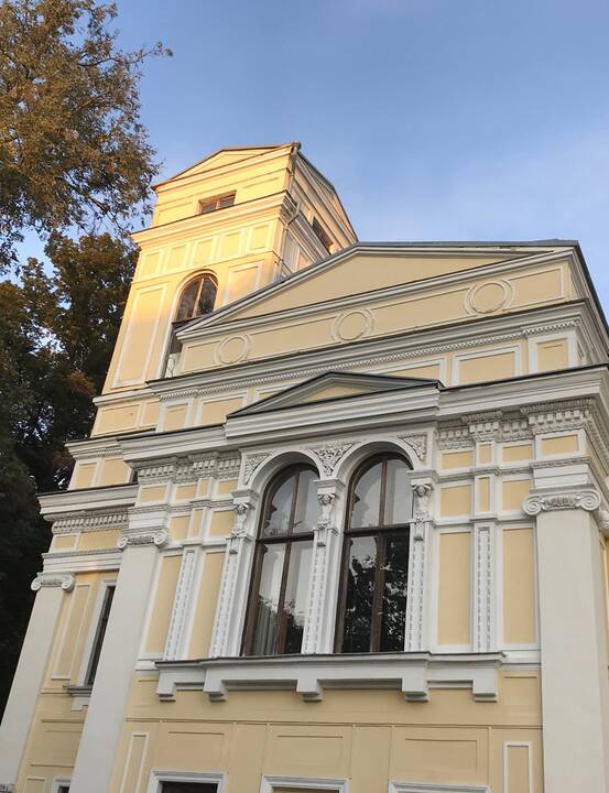 Akcentas: Verkiai – vienas vertingiausių šalies dvarų ansamblių. Dvaro fasadą puošia stilingos detalės.