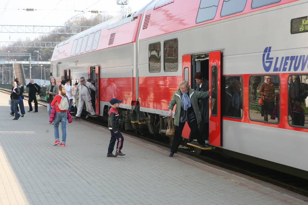 Geležinkelių atstovai ruošiasi pamokyti „paskutinės minutės“ keliautojus