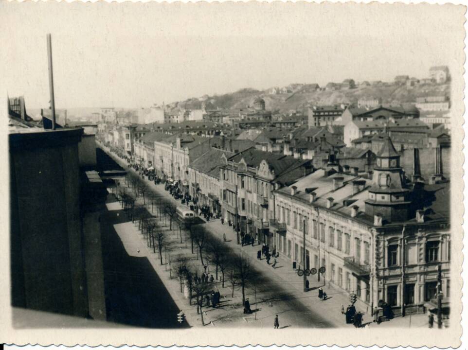 Šeimininkai: pirklys J. Aronovskas (Aronovskis), g. 1877 Vilijampolėje ir  E. Černaitė Aronovskienė, g. 1888 Kaune.