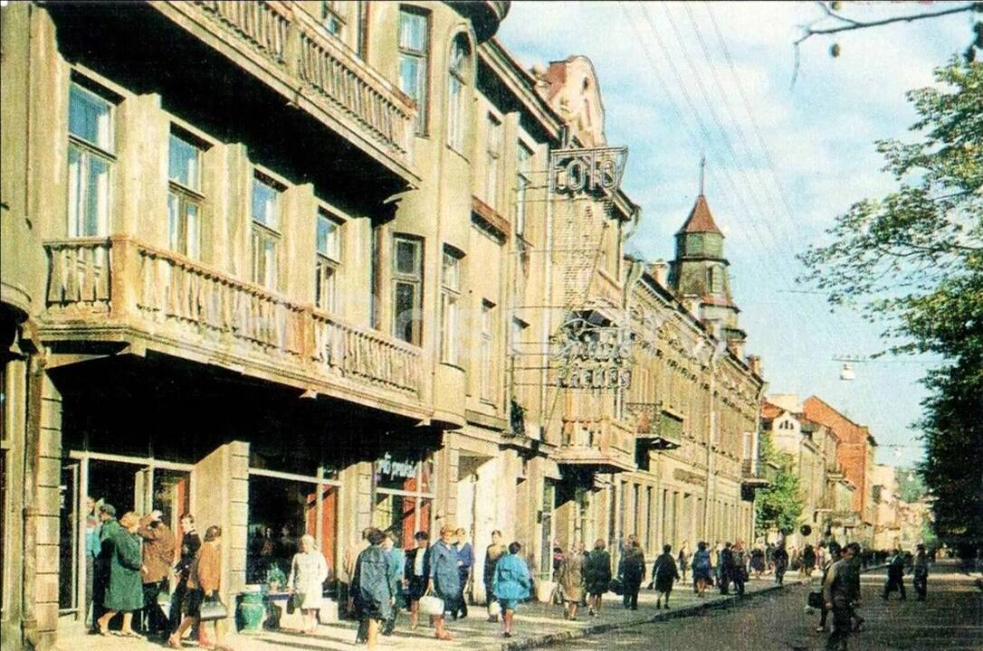 Šeimininkai: pirklys J. Aronovskas (Aronovskis), g. 1877 Vilijampolėje ir  E. Černaitė Aronovskienė, g. 1888 Kaune.