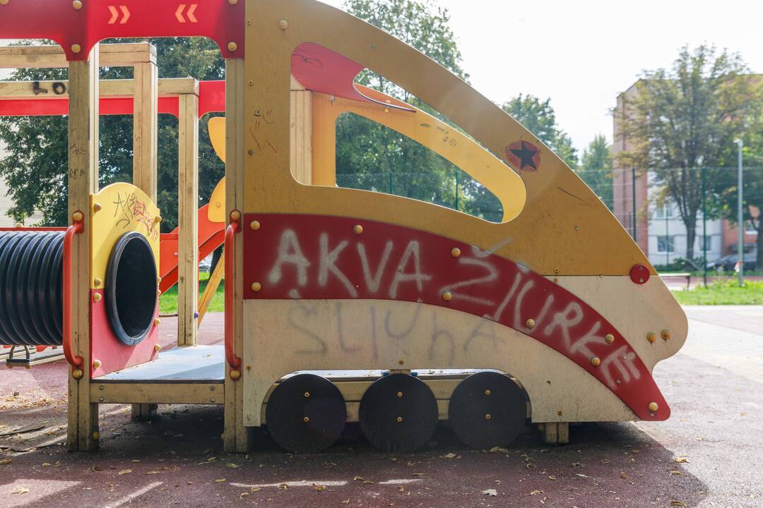  Suoliukai: šalia krepšinio aikštelės vyksta su sportu visiškai nesusijęs vakarinis gyvenimas. 