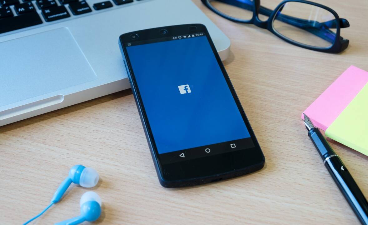 Jūsų „Facebook“ ir „Instagram“ įrašai mokys „Meta“ dirbtinį intelektą