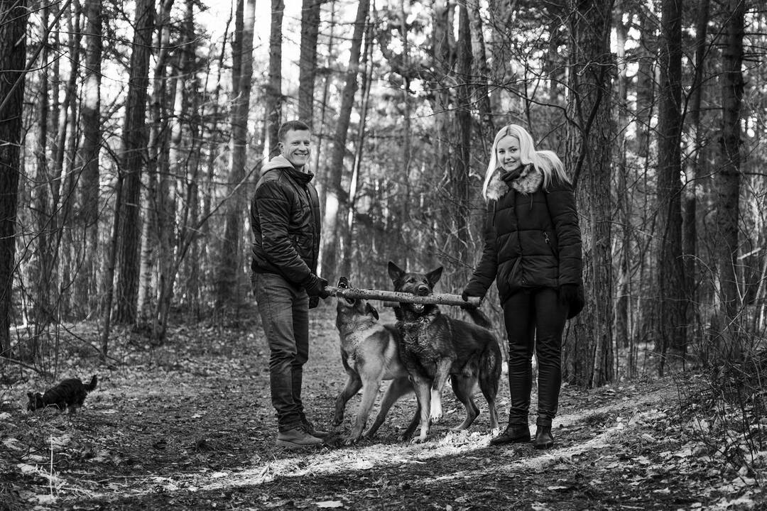 Ne visi: nuotraukos, kurioje tilptų visi Labučių šeimos nariai – žmonės ir šunys, dar joks fotografas nepadarė. 