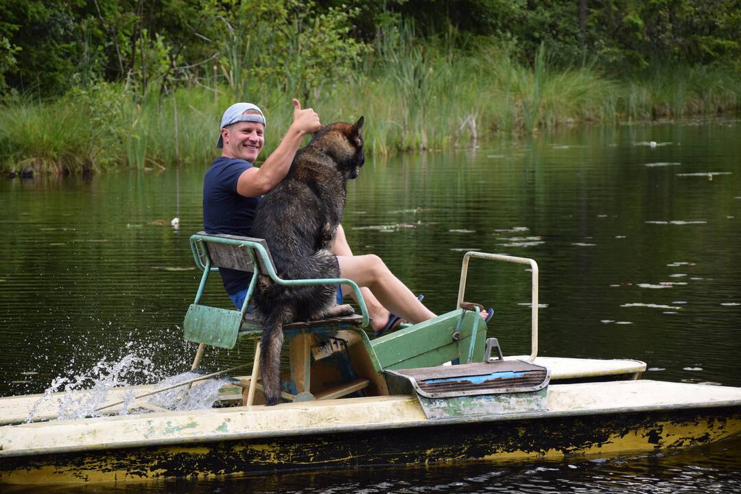 Ne visi: nuotraukos, kurioje tilptų visi Labučių šeimos nariai – žmonės ir šunys, dar joks fotografas nepadarė. 