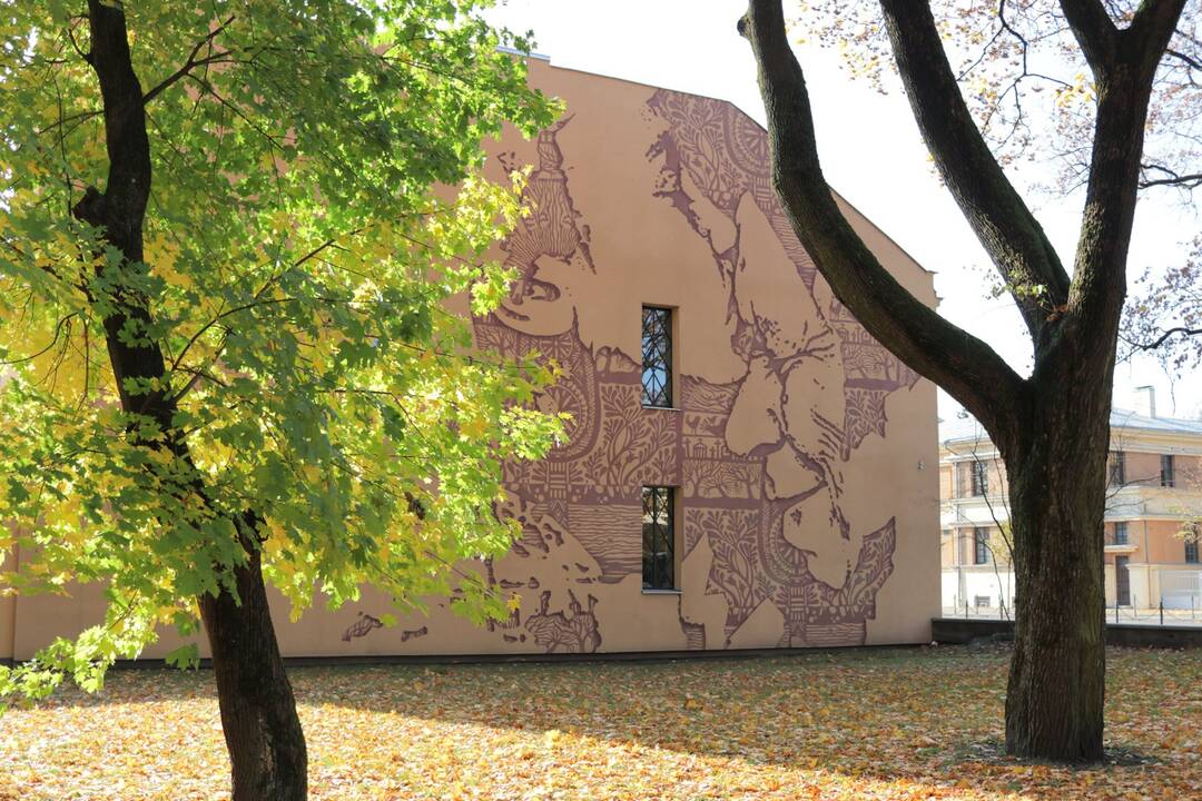 Vizitinė: T. Šimkus prie vieno iš pirmųjų didelio formato gatvės meno piešinių – „Senelio išminčiaus“. 