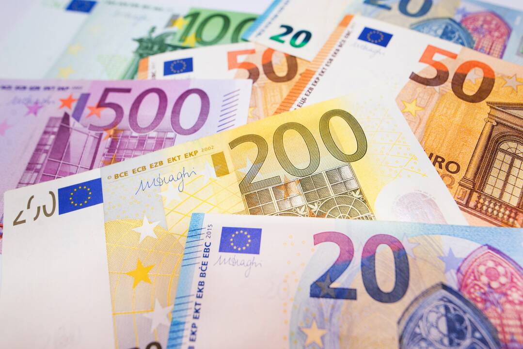 Padirbti eurai bankomatuose: kaip atpažinti klastotę?
