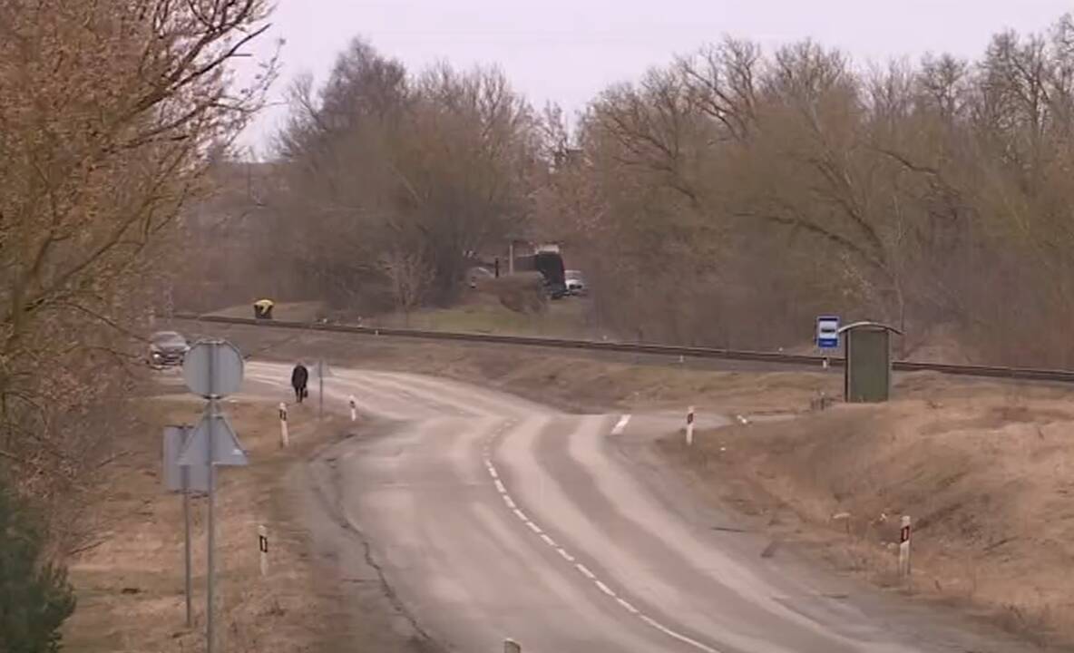 Į autobusų stotelę – nei kelio, nei perėjos