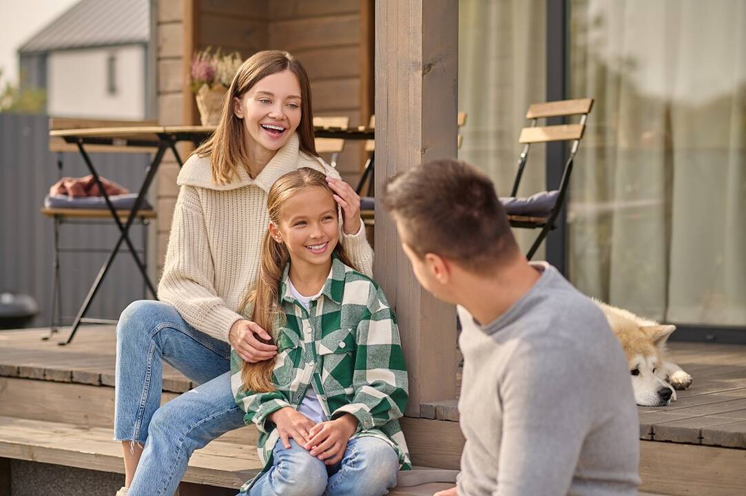 Bendravimas: naudinga nustatyti kasdienį laiką, kai šeima susirenka ir kiekvienas gali pasidalinti savo dienos įspūdžiais ir mintimis.