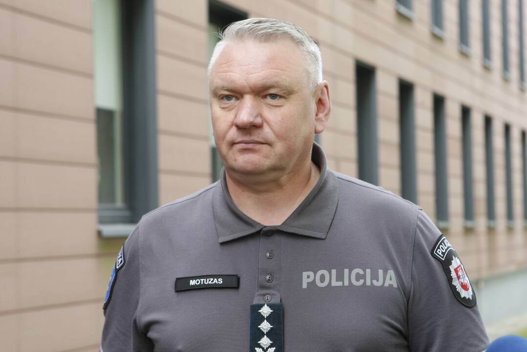 Klausimas: kodėl du motociklai rėžėsi į automobilį, dar vis tiriama.