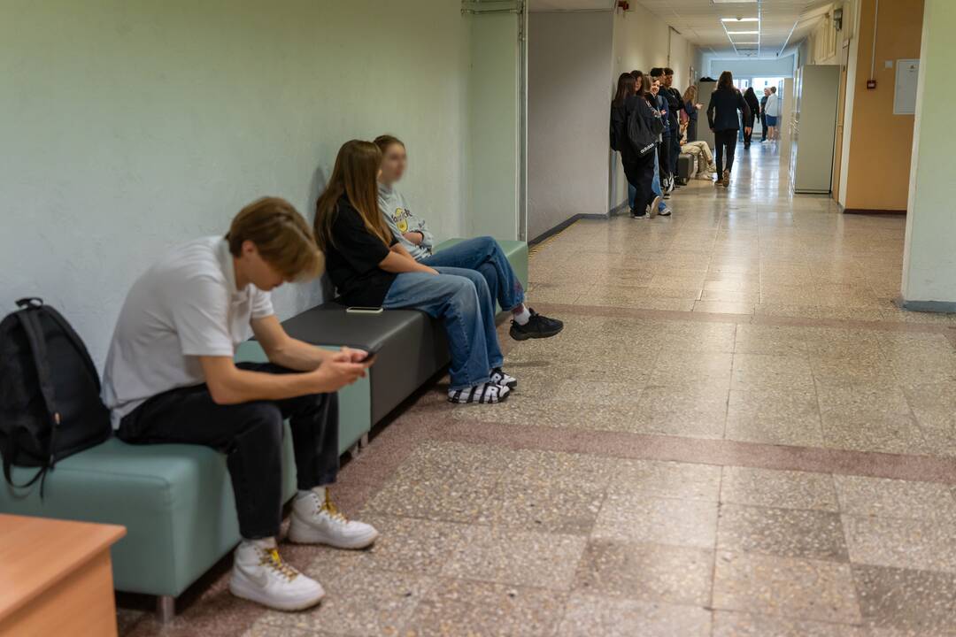 Pavojus: tyrimai rodo, kad intensyvus naudojimasis telefonu gali sumažinti mokymosi ar darbinės veiklos, reikalaujančios susikaupimo, efektyvumą.