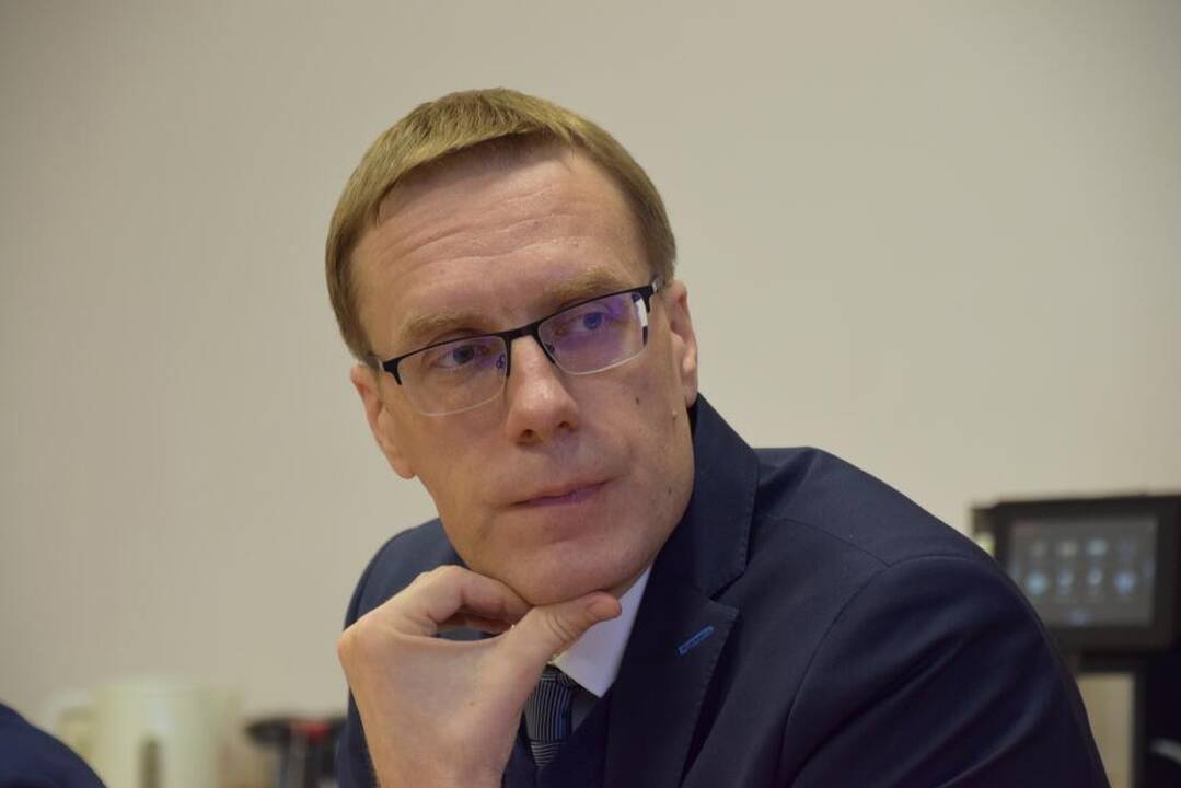 Nuostata: teisingumo deivė Temidė vaizduojama su raiščiu ant akių, tai reiškia, kad teisingumas turi būti bešališkas.
