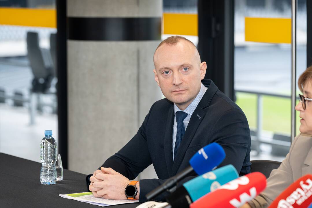 Situacija: kyla daug klausimų, kaip bus vykdoma renovacija, kas bus skydų gamintojai, ar jie bus atrenkami skaidriai, viešo konkurso būdu.