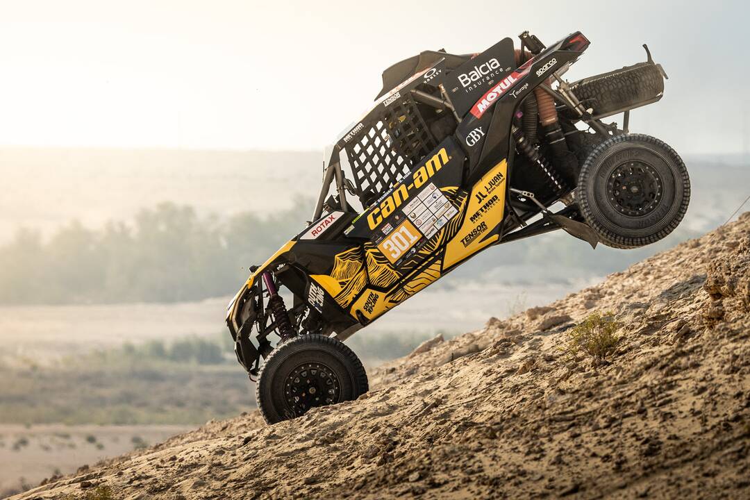„Abu Dhabi Desert Challenge“ varžybas O. V. Montijano (kairėje) ir R. Baciuška užbaigė užėmę antrą vietą, bet tapo pasaulio čempionato bendros įskaitos lyderiais.
