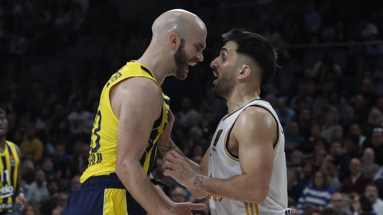 Kulminacija: A. Butkevičiaus (kairėje) nesportinė pražanga skaudžiai atsiliepė „Žalgiriui“ per mačą su „Maccabi“