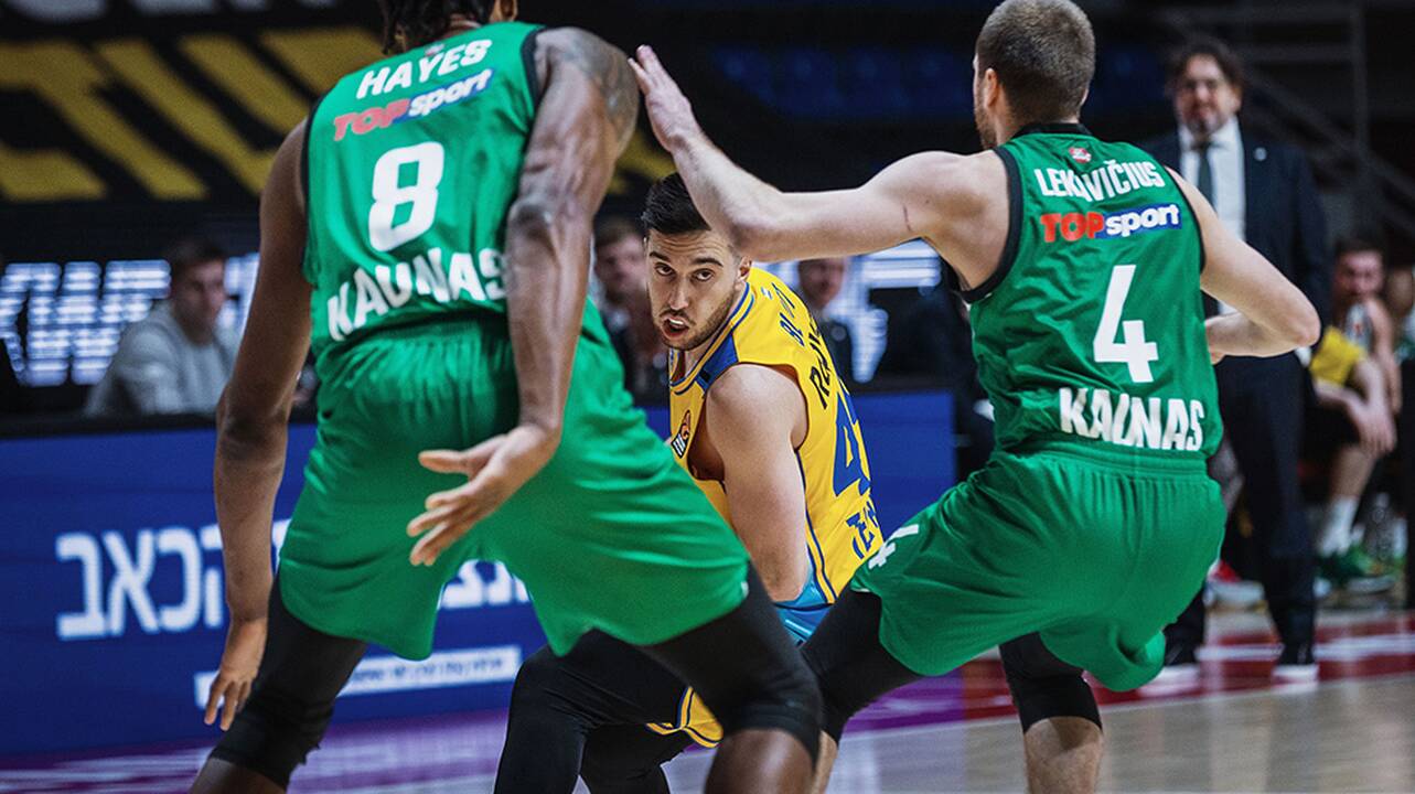 Kulminacija: A. Butkevičiaus (kairėje) nesportinė pražanga skaudžiai atsiliepė „Žalgiriui“ per mačą su „Maccabi“