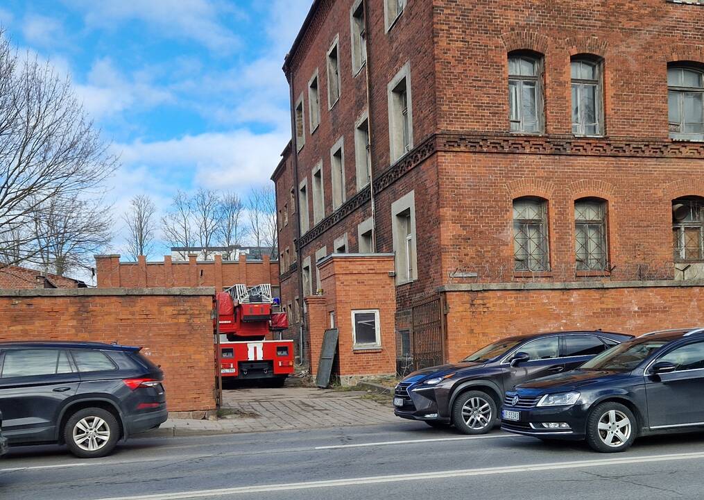 Apsiriko: pamatę iš seniai ištuštėjusio statinio kylančias dulkes, praeiviai pamanė, kad ne kartą degusiame policijos pastate vėl įsiplieskė gaisras.