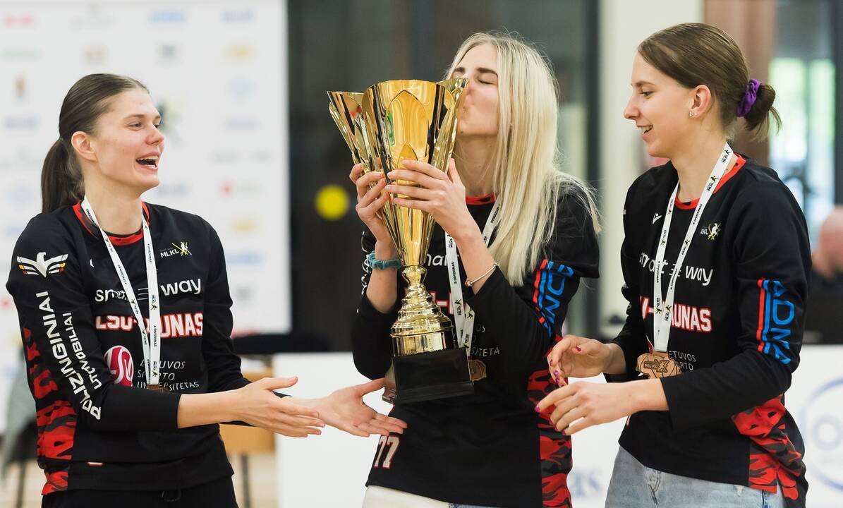 Misija: A diviziono pabaigtuvių pyragą pjaustė čempionių komandos kapitonė G. Šulskė (dešinėje).