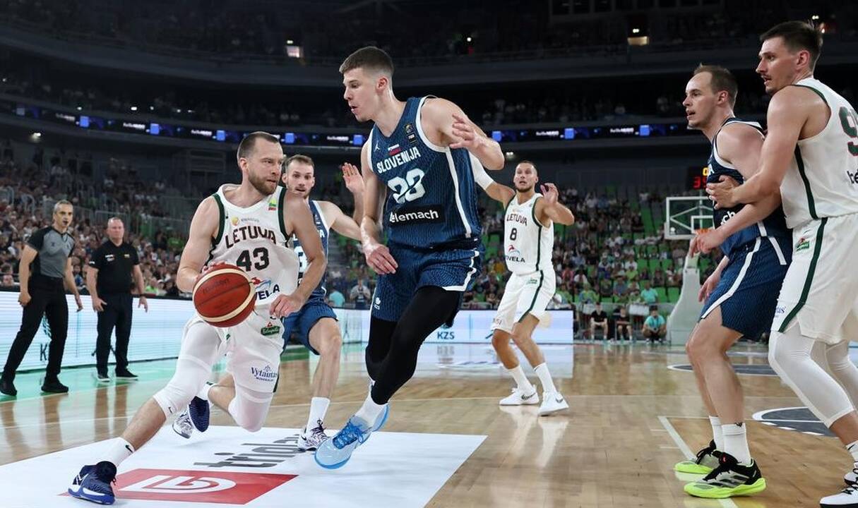 Varžovai: D. Saboniui (Nr. 11) mačas Liublianoje, nepaisant 5 klaidų,  susiklostė sėkmingiau nei V. Čančarui (kairėje) – slovėnų legionieriui iš NBA.