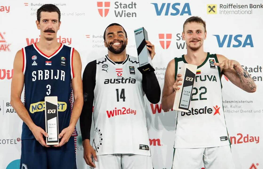 Medalininkai: Lietuvos krepšininkai (iš kairės) G. Čelka, M. Užupis, A. Pukelis, T. Januševičius mažajame finale atsirevanšavo šveicarams.