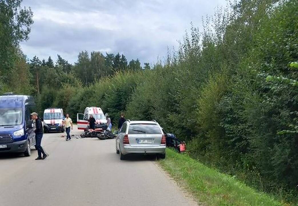 Klausimas: kodėl du motociklai rėžėsi į automobilį, dar vis tiriama.