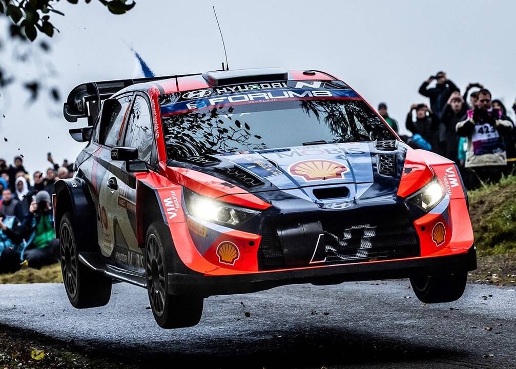 Sezonas: O. Tanakas (dešinėje) šiemet laimėjo jau du WRC etapus.