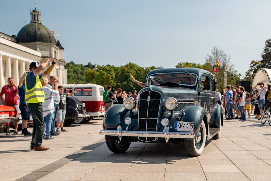 Populiarumas: 1935 m. laidos „Plymouth PJ“ tapo ne tik pigiausiais, bet ir geriausiai parduodamais Amerikos automobiliais.