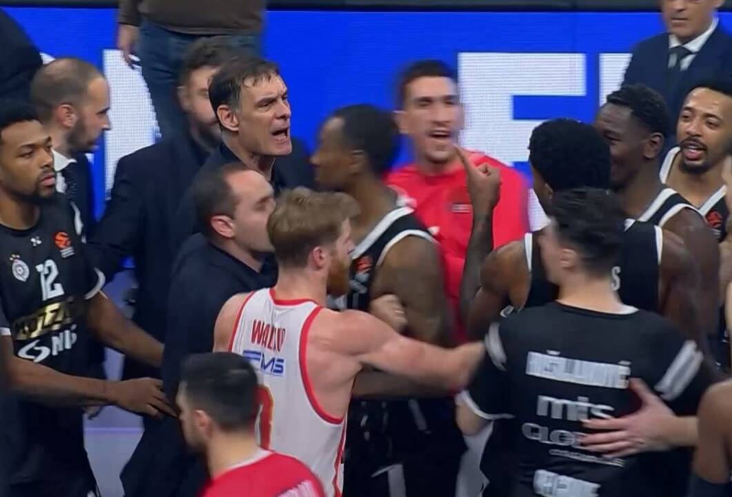 Gynyba: įsižaidusį S. Francisco (kairėje) „Anadolu Efes“ atstovaujantis buvęs žalgirietis R. Šmitas stabdė neleistinais būdais.