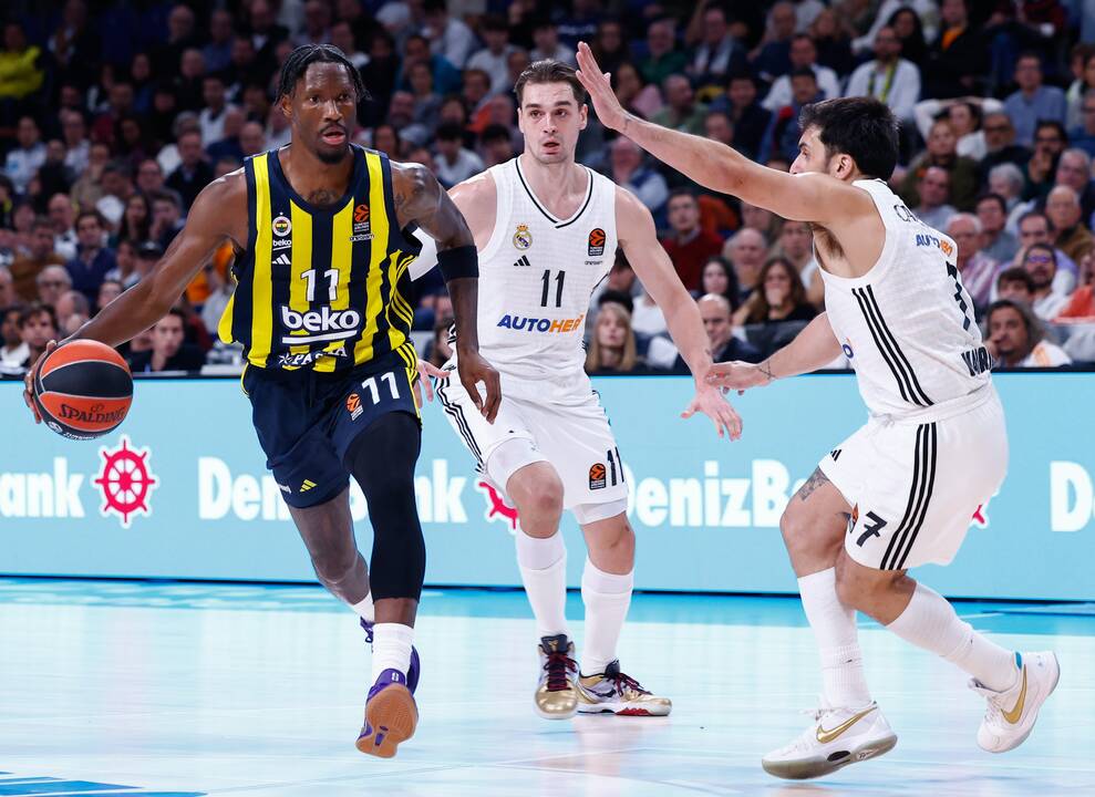 Gynyba: įsižaidusį S. Francisco (kairėje) „Anadolu Efes“ atstovaujantis buvęs žalgirietis R. Šmitas stabdė neleistinais būdais.