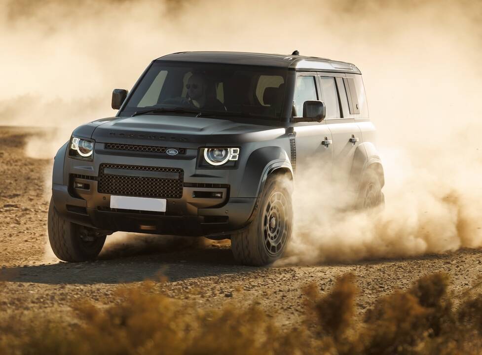 Prizininkai: K. Raišys (dešinėje) ir I. Daunoravičius, važiavę senoliu „Land Rover 109 Station Wagon“, iš Saudo Arabijos grįžo su Beduino statulėle.