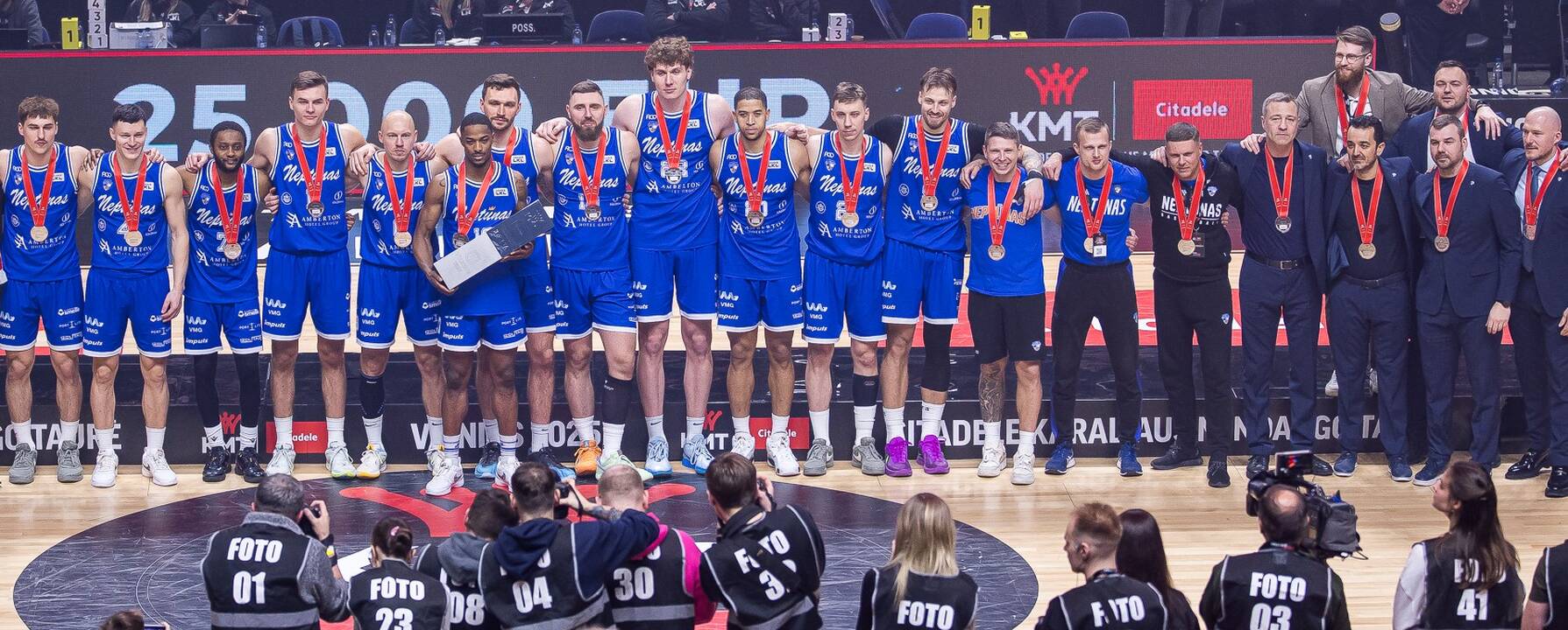 Kolekcija: I. Brazdeikis prie MVP prizo pridėjo ir „Twinsbet“ arenos krepšio tinklelį.