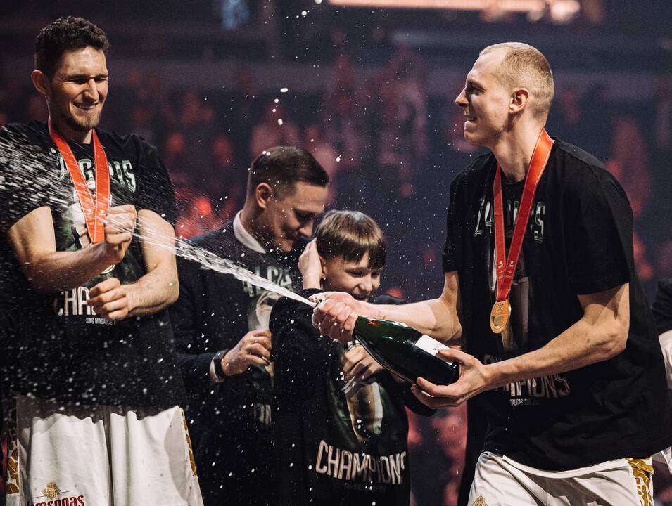 Kolekcija: I. Brazdeikis prie MVP prizo pridėjo ir „Twinsbet“ arenos krepšio tinklelį.