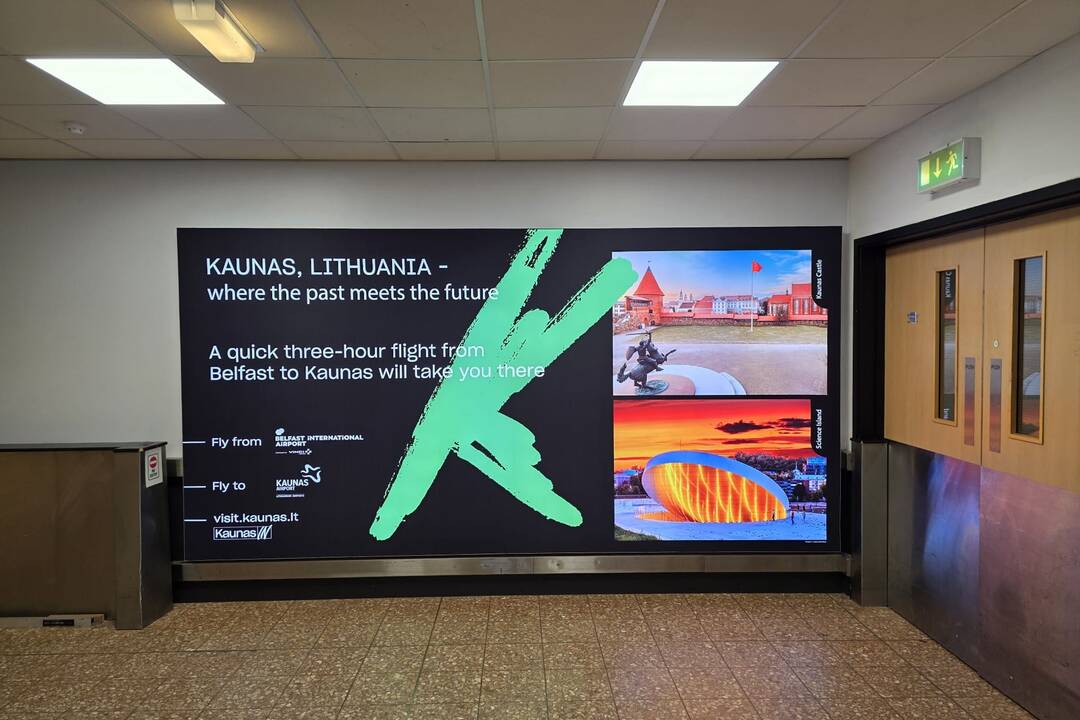Tradicinis: Belfasto oro uoste galima išvysti Kauno plakatą.