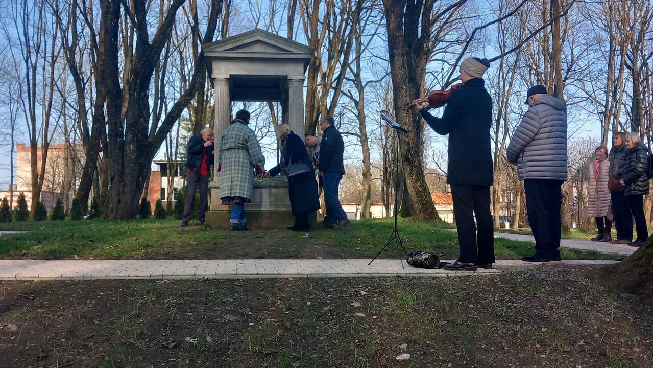 Tradicija: šiemet balandžio 1-ąją, minint miesto filantropo J. L. Wienerio 230-ąsias gimimo metines, klaipėdiečiai Skulptūrų parke, kaip ir kasmet, pagerbė šio iškilaus miestiečio atminimą.