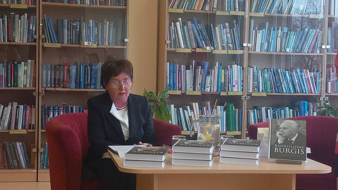 Renginys: žinomo pedagogo B. Burgio biografinę knygą pristatė jo našlė Albina – renginio metu dalintasi prisiminimais apie šį garbingą žmogų.
