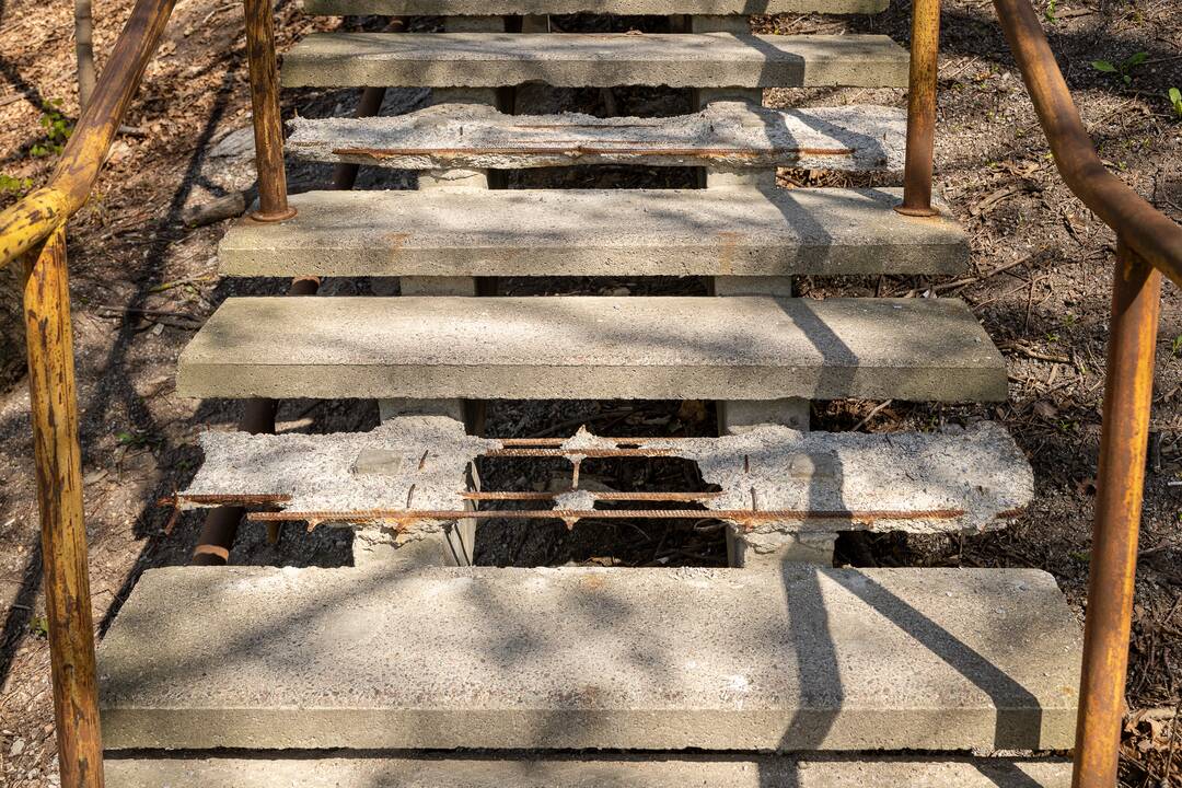Darbai: ant viaduko vedantys laiptai išardyti, o šalia įrengti laikini.