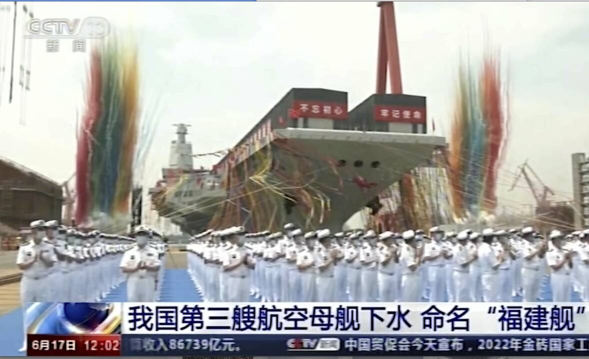 Kinai: į vandenį nuleidžiamas trečiasis Kinijos lėktuvnešis „Fujian“, fotografuota 2022 m.