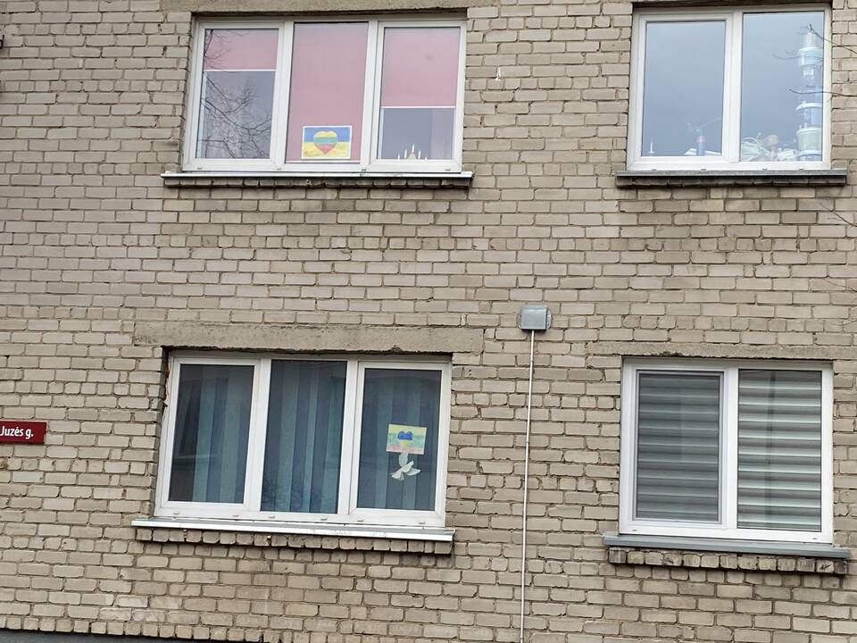 Įspūdinga: vaikai ant langų pakabino Ukrainą ir Lietuvą palaikančių piešinių.