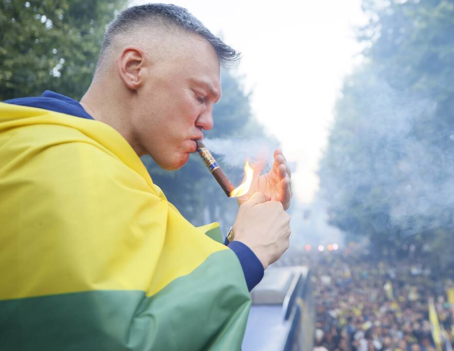 Triumfas: Š. Jasikevičius, apsigobęs Lietuvos trispalve, per Eurolygos čempionų paradą Stambule džiaugėsi trofėjumi, rūkė pergalės cigarą ir mojavo „Fenerbahce“ vėliava.