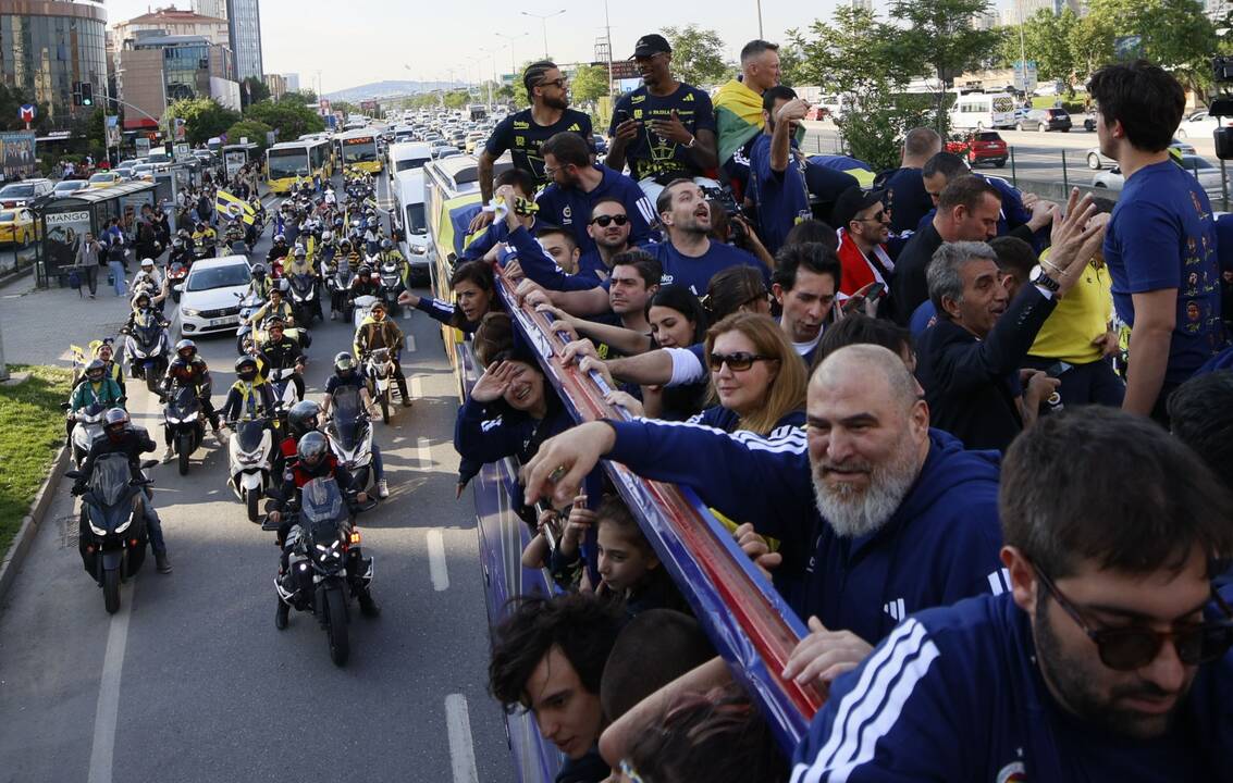 Triumfas: Š. Jasikevičius, apsigobęs Lietuvos trispalve, per Eurolygos čempionų paradą Stambule džiaugėsi trofėjumi, rūkė pergalės cigarą ir mojavo „Fenerbahce“ vėliava.